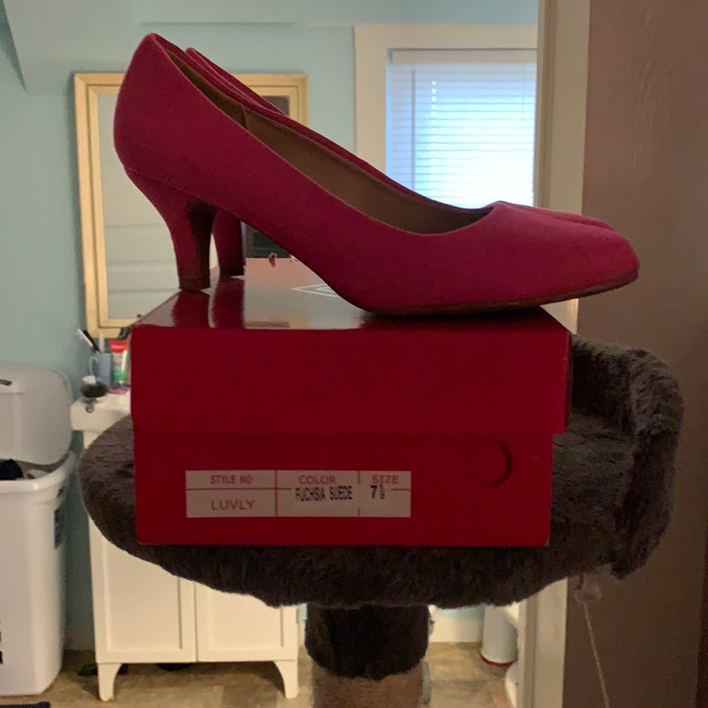 Luvly Fuchsha Suede 7 1/2